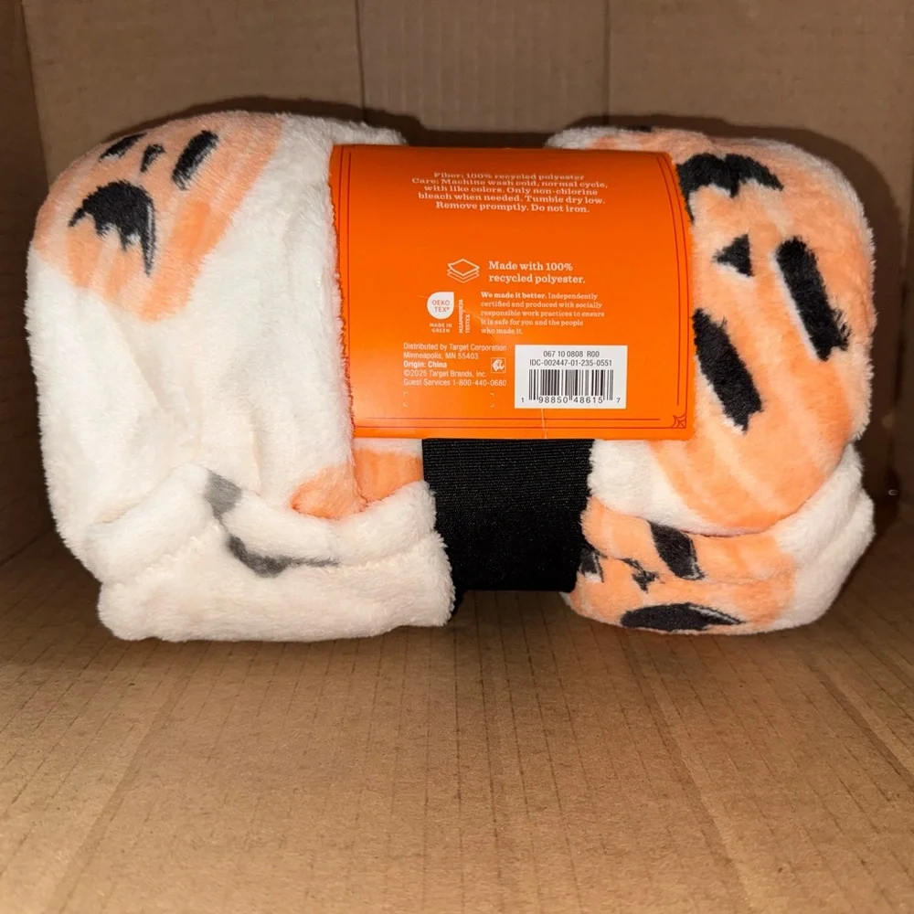 HYDE & EEK Boutique Pumpkin & Bat Plush Throw / Blanket